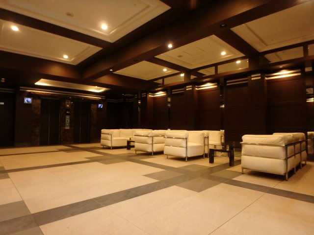 クレアホームズ上之園社の邸のエントランス|エントランスホール/ホテルライクなホール空間。エレベーター2基設備。