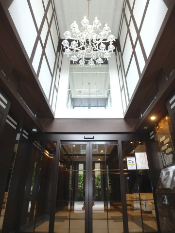 クレアホームズ上之園社の邸のエントランス|風除室/シャンデリアを施した2層吹き抜けの開放感のある空間。