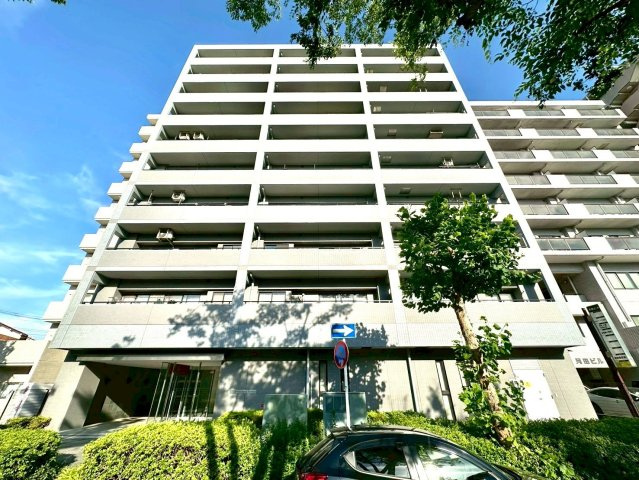 ドエル横浜鶴見の外観|京浜急行本線鶴見市場駅から徒歩4分と至近で、駅周辺にはファーストフードや飲食店、郵便局があります。新橋、日本橋などの都心へのアクセスはもちろん、千葉県方面へのアクセスにも便利です。