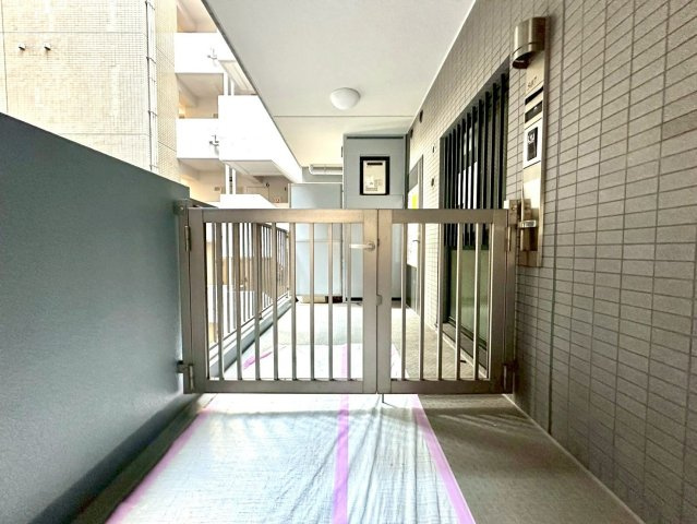 ドエル横浜鶴見のその他共用部分|広々としたポーチも備わっております。