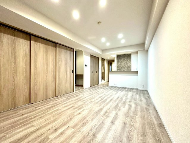 ドエル横浜鶴見の居間・リビング|施行事例
隣接する空間と一体利用も可能な設計で、ライフスタイルに応じた多彩な使い方ができる柔軟性の高いリビングです。
