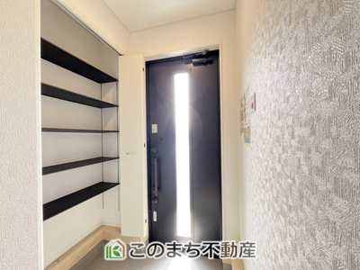 【玄関】 | 古河市駒羽根第2　1号棟 | 同社施工物件写真。※建具やフローリング、その他仕様が異なる場合がございます。