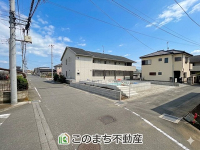 【前面道路含む現地写真】 | 古河市駒羽根第2　1号棟 | 前面道路が角地のため日当たり良好♪