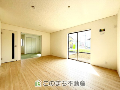 【居間・リビング】 | 古河市駒羽根第2　1号棟 | 同社施工物件写真。※建具やフローリング、その他仕様が異なる場合がございます。