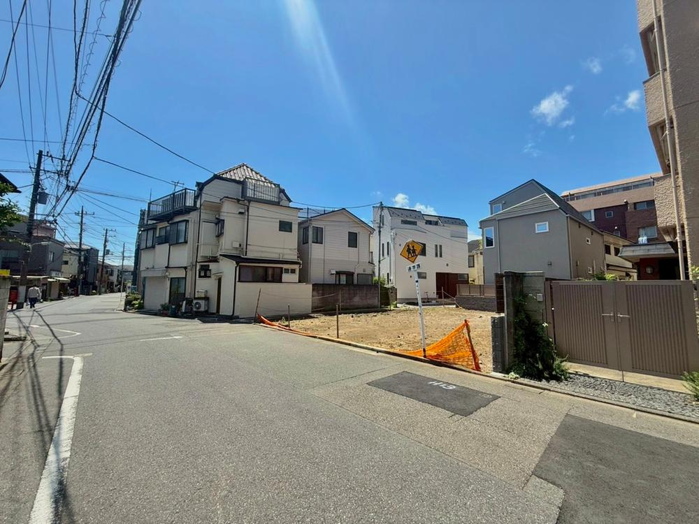 品川区豊町　建築条件付売地の前面道路含む現地写真