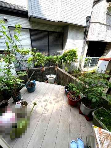 常松1丁目のバルコニー|家庭菜園も楽しめるウッドデッキ