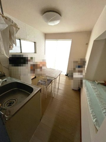 常松1丁目の居間・リビング|大きく開いた窓からは、明るい陽射しが射し込みます。
