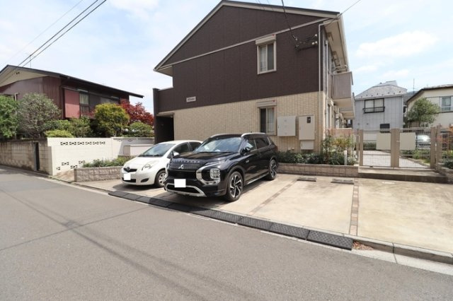 シャインの駐車場