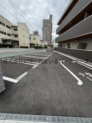 D-ROOM+西町の駐車場|車をお持ちの方に嬉しい駐車場付きの物件です