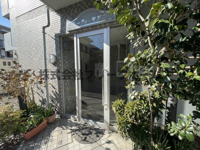 武蔵野市境２丁目の賃貸マンションのエントランス