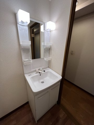千葉県我孫子市青葉台２丁目　１棟マンションの洗面所