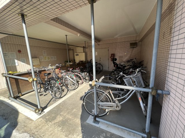 千葉県我孫子市青葉台２丁目　１棟マンションの駐輪場