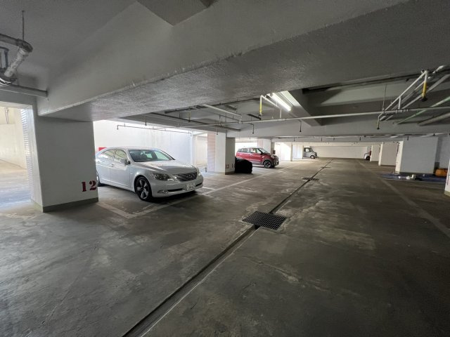 千葉県我孫子市青葉台２丁目　１棟マンションの駐車場