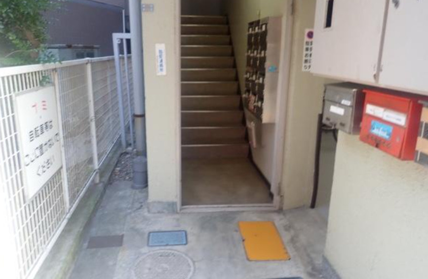 石原ビルのエントランス