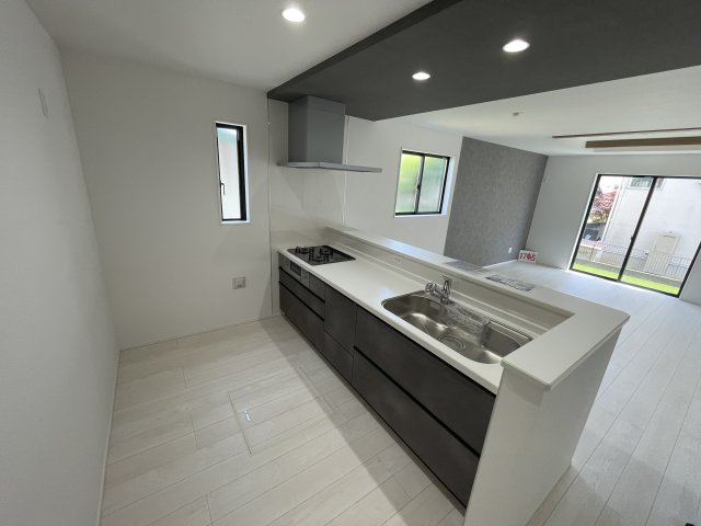岡山市中区海吉　戸建のキッチン|対面式のオープンキッチンです。