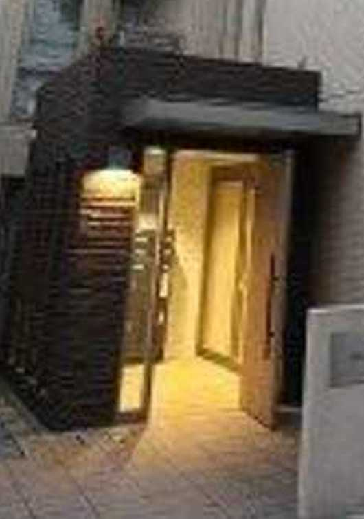 HouseK　閑静な住宅街　追焚　角部屋のエントランス