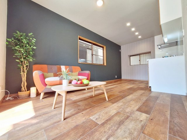 【居間・リビング】 | 板橋区赤塚4丁目　中古一戸建住宅（成増店） | 心地よい陽光と木の風合いが織りなす、くつろぎのひとときを演出します。