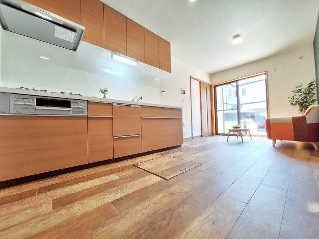 【キッチン】 | 板橋区赤塚4丁目　中古一戸建住宅（成増店） | 食器洗浄乾燥機付き。毎日の後片付けの負担を軽減し、家事時間を短縮できます。