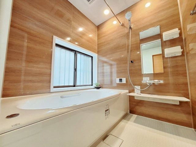 【浴室】 | 板橋区赤塚4丁目　中古一戸建住宅（成増店） | ゆとりある浴槽で、日々の疲れを癒すリラックスタイムをお過ごしいただけます。