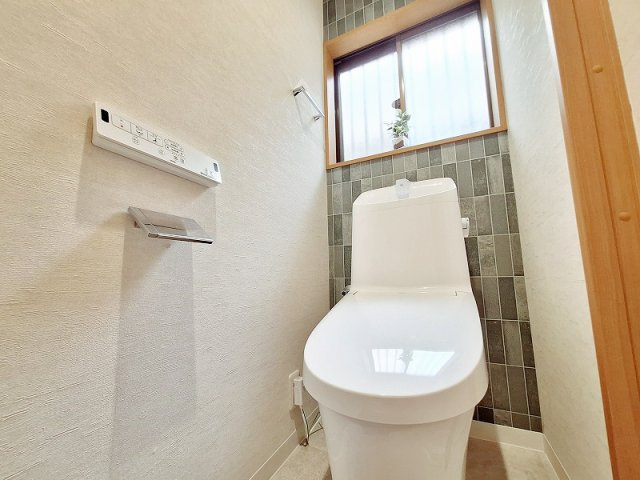 【トイレ】 | 板橋区赤塚4丁目　中古一戸建住宅（成増店） | 日々の暮らしの質を高める温水洗浄便座付きトイレです。（1F）