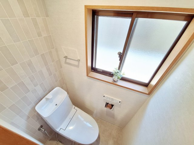【トイレ】 | 板橋区赤塚4丁目　中古一戸建住宅（成増店） | 窓付きのため換気がしやすく、清潔感のある空間を保てます。（2F）