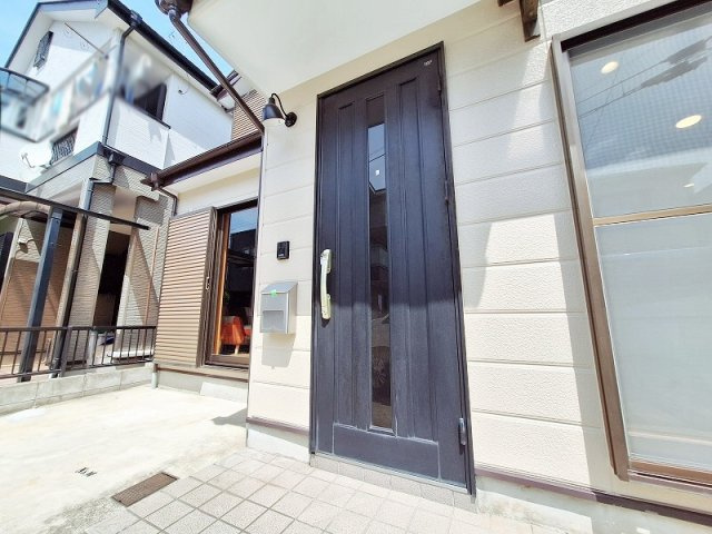 【玄関】 | 板橋区赤塚4丁目　中古一戸建住宅（成増店） | 細部までこだわりが感じられる、特殊塗装仕上げの玄関ドアです。