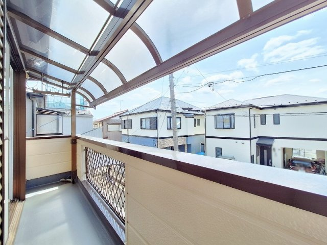 【バルコニー】 | 板橋区赤塚4丁目　中古一戸建住宅（成増店） | 陽光を取り込みながらも雨を遮る屋根付きベランダ。日々の家事を快適にサポートします。