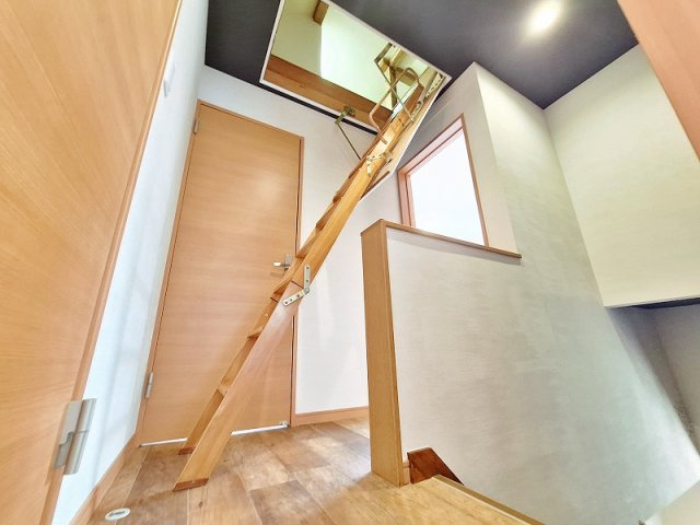 【設備】 | 板橋区赤塚4丁目　中古一戸建住宅（成増店） | 屋根裏収納へ上がる階段です。秘密基地に行くようなわくわく感があります。