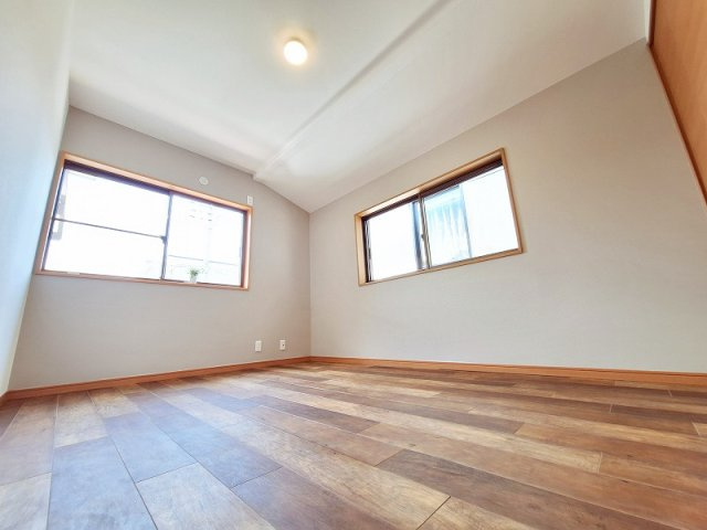 【洋室】 | 板橋区赤塚4丁目　中古一戸建住宅（成増店） | 全居室2面採光のため、各居室に心地よい陽光と風を取り込めます。（洋室6帖）