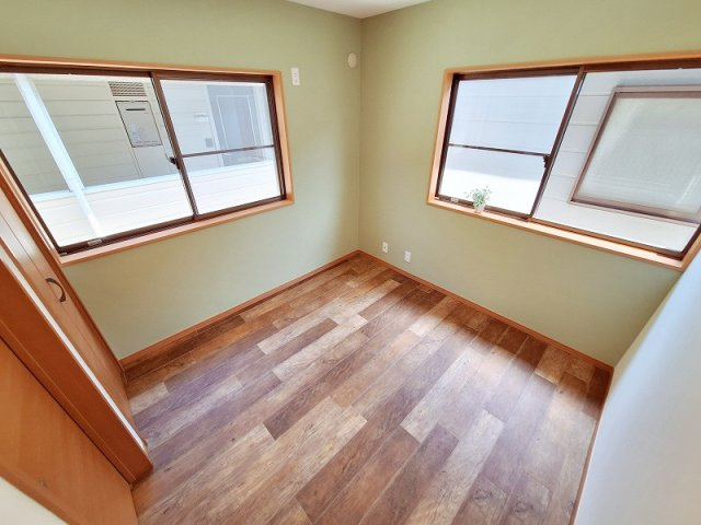 【洋室】 | 板橋区赤塚4丁目　中古一戸建住宅（成増店） | 大きめの窓から明るい陽が差し込みます。（洋室4.5帖）