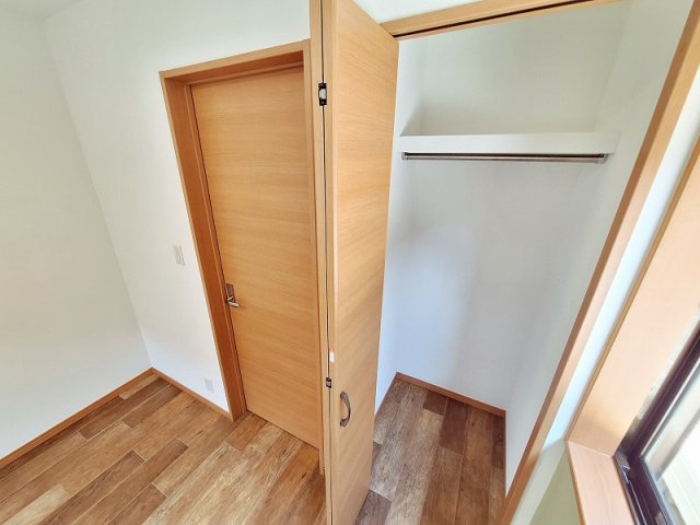 【収納】 | 板橋区赤塚4丁目　中古一戸建住宅（成増店） | クローゼット内には便利な棚を設置。バッグや収納ケースなどもすっきり整理できます。（洋室4.5帖）