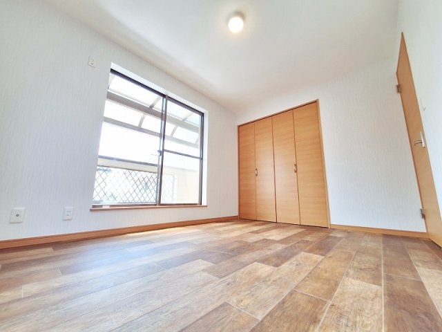 【寝室】 | 板橋区赤塚4丁目　中古一戸建住宅（成増店） | 洗濯後はそのままクローゼットへ収納可能な、洗濯動線のいい設計です。（洋室6.0帖〈ベランダ隣接〉）