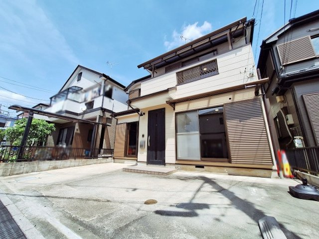【駐車場】 | 板橋区赤塚4丁目　中古一戸建住宅（成増店） | 駐車スペースは陽当たりが良く、季節の花々を育てるスペースとしても活用できます。