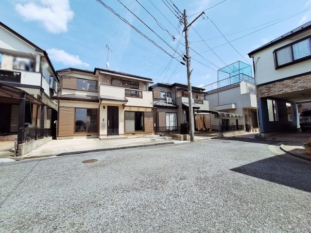 【前面道路含む現地写真】 | 板橋区赤塚4丁目　中古一戸建住宅（成増店） | 屋根付きベランダを備え、急な雨でも洗濯物が濡れにくく安心して外干しができます。
