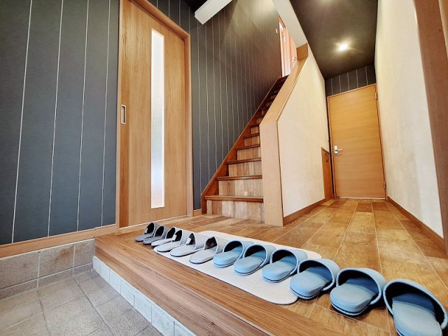 【玄関】 | 板橋区赤塚4丁目　中古一戸建住宅（成増店） | 帰宅するたびに心安らぐ、木の温もりに包まれた玄関です。
