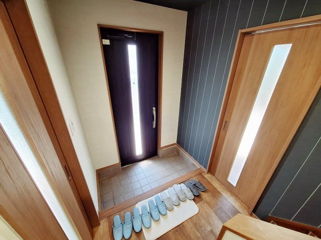 【玄関】 | 板橋区赤塚4丁目　中古一戸建住宅（成増店） | 玄関には優しい陽光が差し込み、あたたかな雰囲気が広がります。