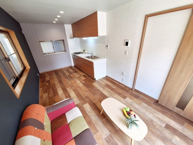 【居間・リビング】 | 板橋区赤塚4丁目　中古一戸建住宅（成増店） | 自然のぬくもりを感じるデザインが、ご家族の団らんを優しく包み込みます。