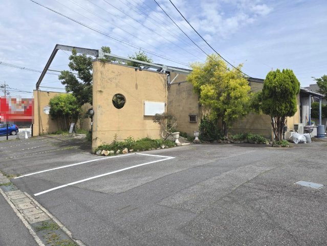 向山町5-17店舗の駐車場