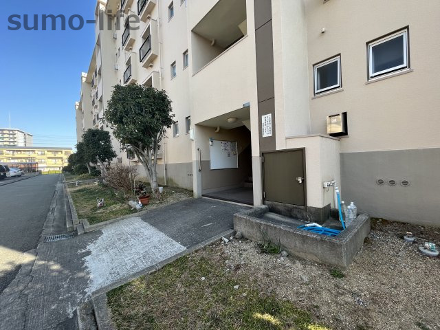 御園団地4号棟のエントランス