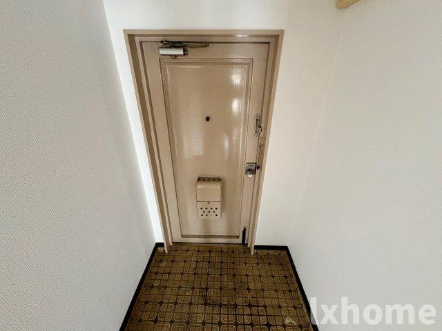 明香マンションの玄関