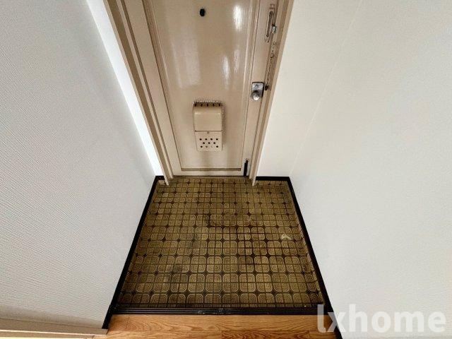 明香マンションの玄関