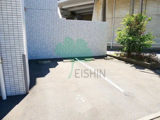 ディモーラ博多の駐車場