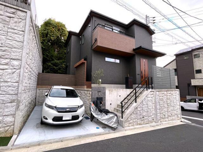 | 北東角地、宅地が道路より高い…