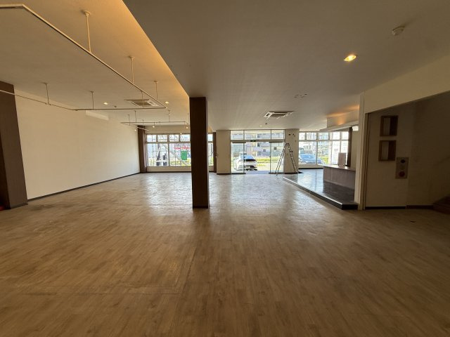 東合川新町店舗の居間・リビング