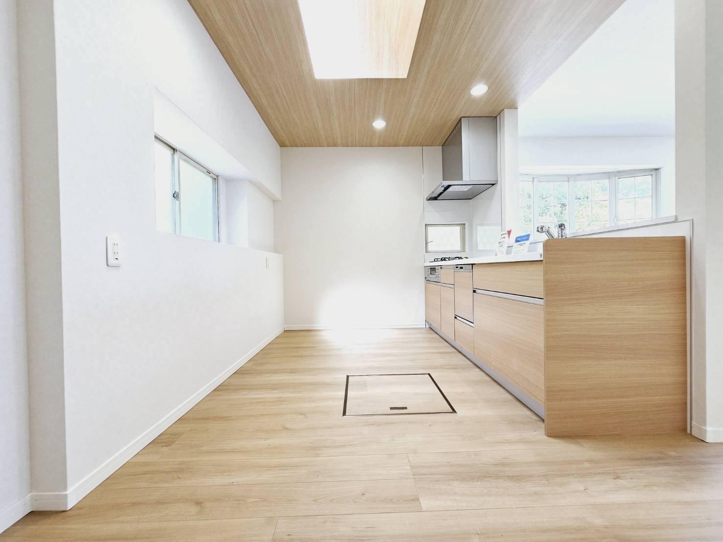 若草町３丁目戸建のキッチン|■キッチンスペース■天窓あり■床下収納あり