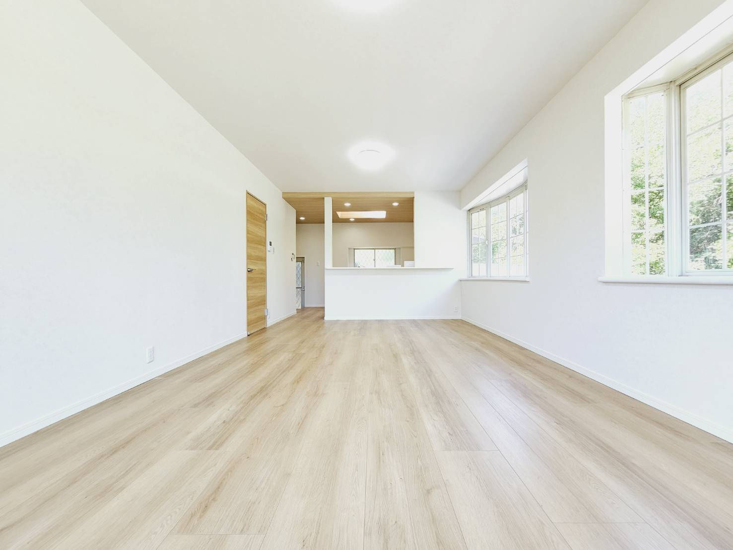 若草町３丁目戸建の居間・リビング|■広いLDK約20帖■会話が弾む対面システムキッチン■3面窓