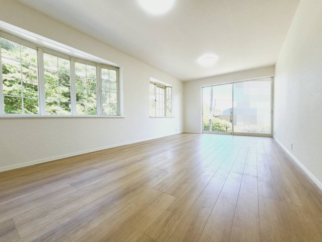 若草町３丁目戸建の居間・リビング|■広いLDK約20帖■会話が弾む対面システムキッチン■3面窓