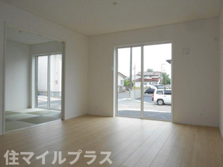 【居間・リビング】 | 郡山市安積町笹川新築一戸建て9棟 | こちらの居間で趣味の時間をお楽しみください