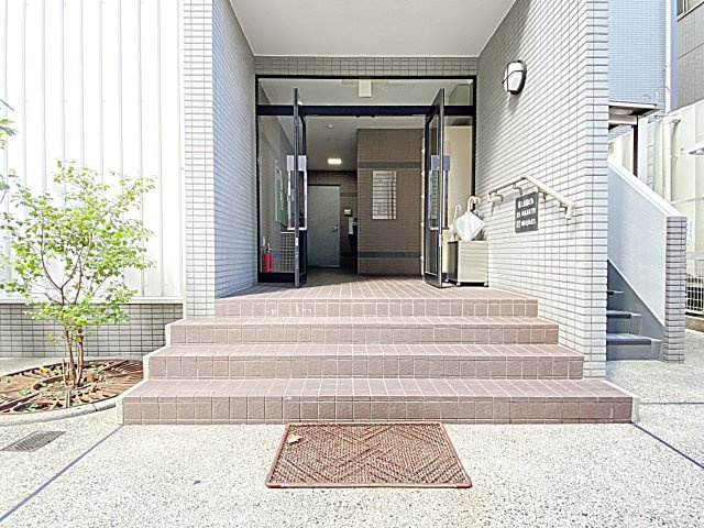 麦島建設本社ビルのエントランス