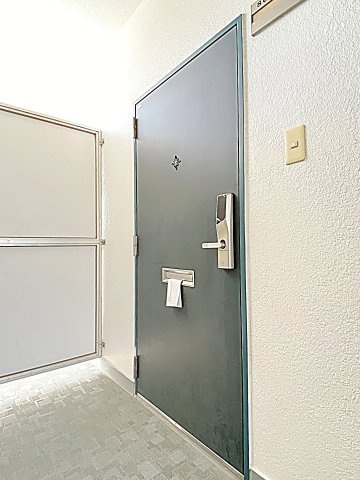 麦島建設本社ビルの玄関